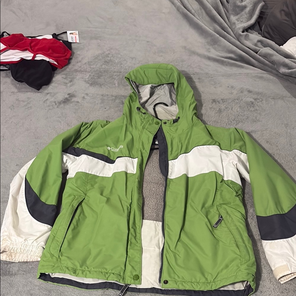 Columbia Green and White Ski Jacket Insulated for Winter Sports